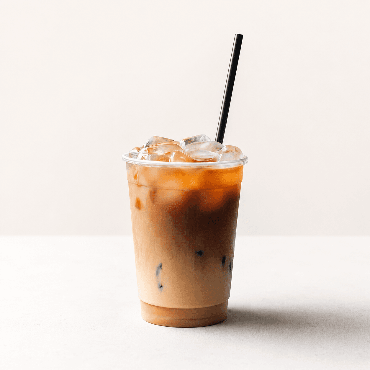 Latte frío preparado con café y hielo