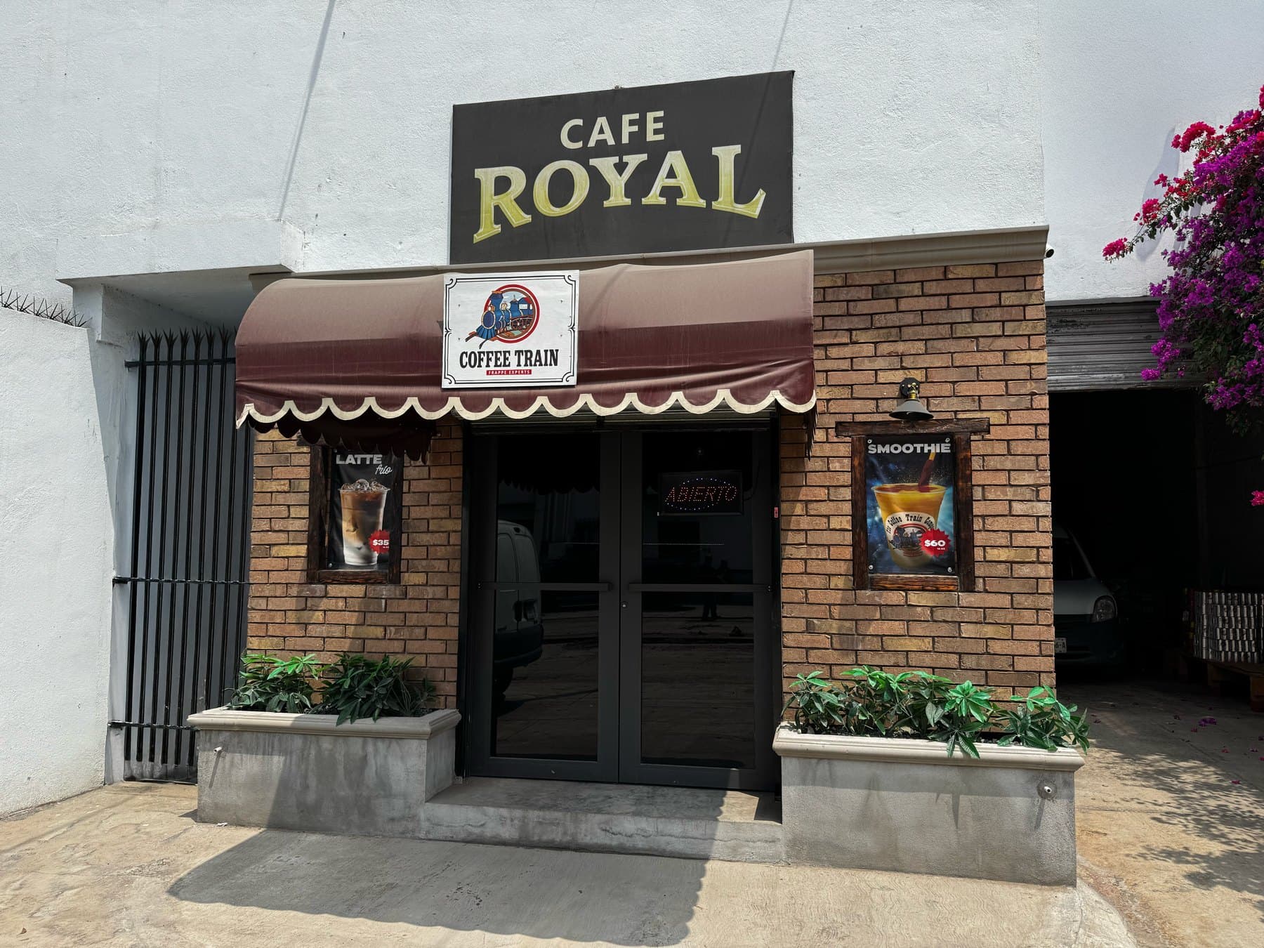 Café de grano y bebidas preparadas en Café Royal Monterrey